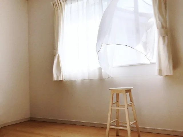 窓から光が差し込む個室